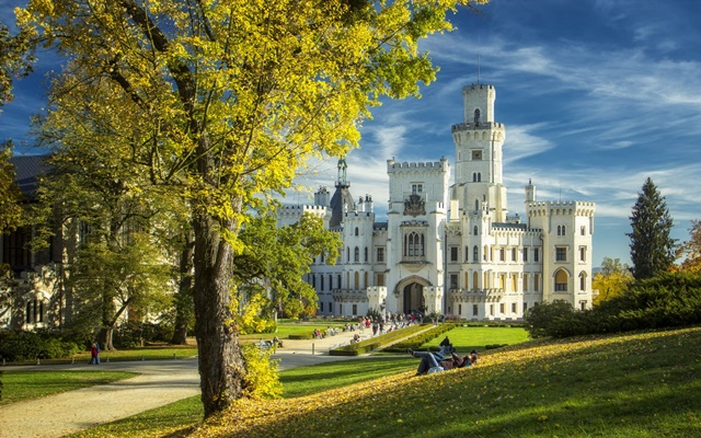 Ghé thăm lâu đài trắng Hluboka nổi tiếng trong tour du lịch Czech